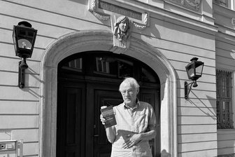 Zum 100-Jährigen ans Tageslicht geholt: Als Spaniens Königin in Plauen nächtigte - Historiker Wolfgang Schrader hat ein Taschen-Lexikon mit berühmten Gästen des 19. Jahrhunderts in den heutigen Museumshäusern herausgebracht.