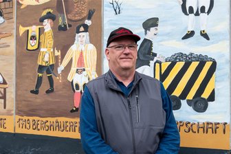 Zum 100. Mal in Seiffen: Warum es einen Dortmunder immer wieder ins Erzgebirge zieht - Einer seiner Lieblingsorte in Seiffen: Ralf Bekemeier am Spielzeugmuseum.