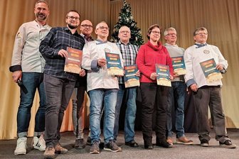 Zum 20. Erzgebirgischen Stollentag gibt's neunmal Gold - Die Stollen, die volle Punktzahl erreicht hatten, wurden mit Gold prämiert. Dafür erhielten die Bäckereien eine Urkunde. 