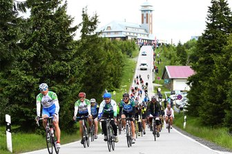 Zum 25. Mal heißt es für Radsportler der Fichkona: Schlaflos im Sattel vom Fichtelberg bis zum Kap Arkona - Die Teilnehmer der Fichkona starten 2024 erneut in vier Gruppen. 601 Kilometer liegen nach dem Start auf dem Fichtelberg vor ihnen.