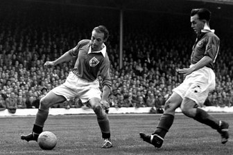 Zum 25. Todestag einer englischen Fußballlegende: Sir Stan, der Zauberer - Stanley Matthews 1951 in Diensten der Blackburn Rovers.