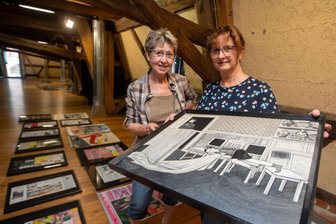 Zum 30-Jährigen: Plauener Malzhaus zeigt erstmals Arbeiten aller e.o.plauen-Preisträger - Sonja Höfer und Steffi Behncke (rechts) bei der Vorbereitung der neuen Malzhaus-Ausstellung.