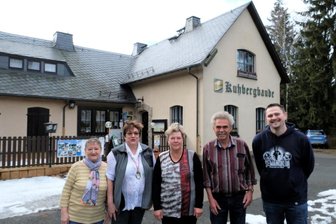 Zum 40-Jährigen: Kuhbergstaude feiert geschichtsträchtiges Jubiläum - Das aktuelle Team der Kuhbergbaude: (von links) die Kellnerinnen Dagmar Schneegaß und Ina Preiwuß sowie die Wirtsfamilie mit Evelyn, Christian und Christoph Müller.