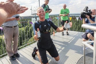 Zum 50.000. Mal den Maria-Josepha-Turm hinauf: Irrer Rekord zum 60. Geburtstag - Zum 50.000. Mal hat der Chemnitzer Frank Müller am Donnerstag die Spitze des Maria-Josefa-Turms in Grüna erreicht - an seinem 60. Geburtstag.