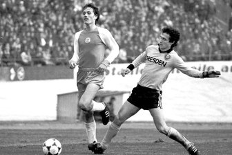 Zum 60. Geburtstag: Ex-BSG-Kicker Robby Schneidenbach erinnert sich an besonderes Turnier in Brasilien - In der DDR-Oberliga stand Robby Schneidenbach (links) mit der BSG Sachsenring unter anderem Hans-Uwe Pilz und Dynamo Dresden gegenüber. Das Spiel am 29. Oktober 1985 (Foto) endete dabei 1:1. Heute feiert Schneidenbach seinen 60. Geburtstag.