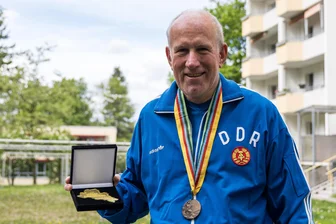 Zum 70. Geburtstag: Ehrensammlung von Roland Wieser erhält Zuwachs - Roland Wieser freute sich am Mittwoch zu seinem 70. Geburtstag über die Ehrenplakette des Kreissportbundes Mittelsachsen.