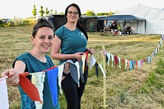 Zum 70. Vereinsgeburtstag: Rossauer Sportler organisieren Kinderfest und Disco für das ganze Dorf - Madlen Weigold (l.) und Sandra Krause haben das Dorf- und Kinderfest Rossau wiederbelebt. 