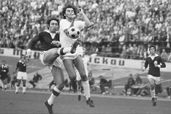 Zum 75. Geburtstag: Ex-Sachsenring-Fußballer schwärmt von den Europacupspielen mit Zwickau - Das Archivfoto vom Oktober 1975 zeigt Werner Bräutigam (weißes Trikot) im Europapokalspiel gegen Athen.