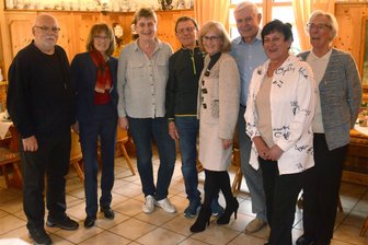 Zum „80.“ von Gert-Dietmar Klause: Skisport-Größen von einst treffen sich in Beerheide - Gute Laune bei den einstigen Skilanglauf-Assen Rainer Groß, Marlies Fraas, Sigrid Meyer, Gerd Heßler, Barbara Beyer, Gert-Dietmar Klause, Christel Meinel-Stumpf und Marion Höhn (von links).