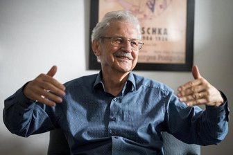 Zum 85. Geburtstag von Paul Maar: Ferner Freund der Kinder - Einer der erfolgreichsten deutschen Kinderbuchautoren: Paul Maar in seinem Arbeitszimmer in Bamberg.