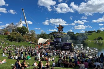 Zum Abriss freigegeben: 01099 und Conan Gray lassen das „Superbloom“ in München eskalieren - Fast perfektes Festival dank Pop-Händchen und bestmöglichem Gelände: Das Superbloom in München.