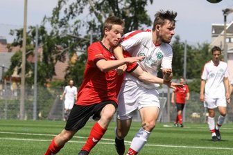 Zum Abschied noch ein Höhepunkt - Dustin Beetz (links) und seine Teamkameraden vom SV Heinrichsort/Rödlitz wollen ihren Trainer Dietmar Reichel am Samstag gern mit dem Sieg im Kreispokalwettbewerb verabschieden. 