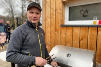 Zum Abschluss der Glühwein-Sonntag-Saison im Naturbad Niederwiesa kehrt der Winter zurück - Naturbad-Betreiber Frank Buschbeck, stand am letzten Glühweinsonntag selbst am Grill.