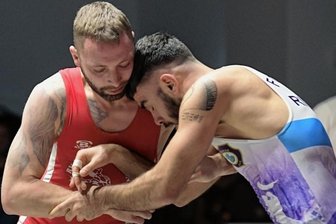 Zum Abschluss noch einmal gut verkauft - Karriereende: Frederik Esser (l.) bestritt gegen Amir Dastouri seinen letzten Kampf, den er nach Punkten gewann.