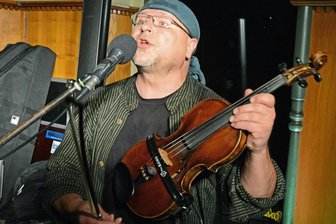 Zum Abschluss: Zauberei und Folk-Musik am Fichtelberg - Cat Henschelmann spielt und singt am Sonnabend auf dem Marktplatz in Oberwiesenthal.