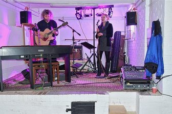 Zum Adorfer Weihnachtsmarkt: Neue Backofenbühne besteht Feuertaufe - Karl-Heinz Grajewski und Susann Wawerka als Im Süden-Duo auf der neuen Backofenbühne. Wo bis Anfang der 1970er-Jahre Brot gebacken wurde, soll sich jetzt Kleinkunst etablieren.