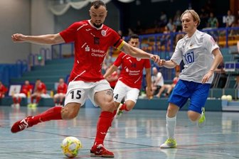 Zum Anstoß bleibt der Bildschirm erstmal schwarz - Christopher Wittig (l.) darf sich bald Bundesliga-Spieler nennen.