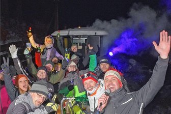 Zum Après-Ski in Steinbach: So lief die Party in der Preßnitztalbahn - Premiere für den Partyzug der Schmalspurbahn im Preßnitztal mit DJ Alex (r.).