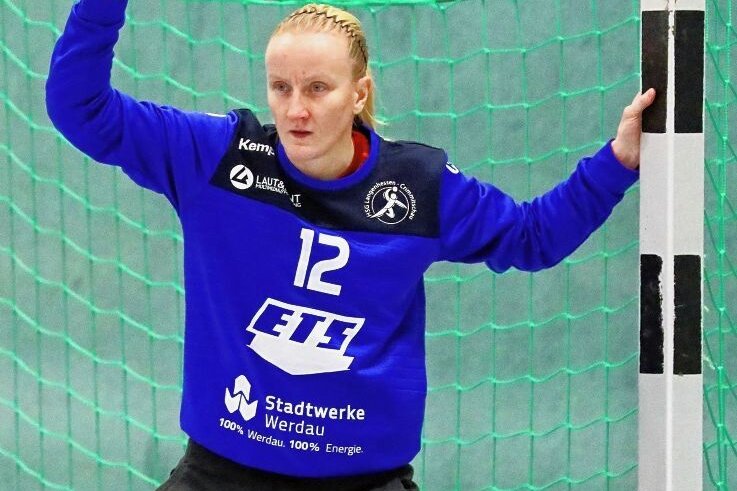 Zum Comeback überredet - Manuela Mühlig hütet in dieser Saison beim Verbandsliga-Team der HSG Langenhessen/Crimmitschau das Tor. Die Mannschaft ist trotz einer knappen Niederlage in Weißenborn am Samstag Tabellendritter. 