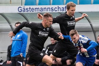 Zum Derby mit schweren Beinen - In der vergangenen Saison hatte Germania - hier mit Toni Hahn (r.) im Duell mit den Freibergern Patrice Göll (l.) und Julius Christopher Otto (M.) - im Stadion am Schwanenteich mit 2:0 die Nase vorn. Im Hinspiel auf dem Platz der Einheit war der BSC mit 3:0 erfolgreich.