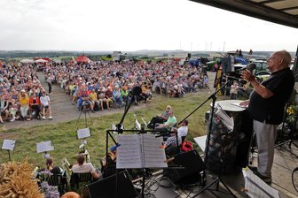 Zum dritten Mal in Oberlungwitz: Peter Hahne spricht auf Ankerberg am Sachsenring - Vor einem Jahr sprach Peter Hahne vor großem Publikum auf dem Ankerberg, auch am Donnerstag werden erneut Tausende erwartet. Einige Landwirte werden mit Traktoren anreisen.