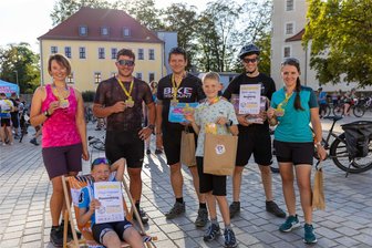 Zum elften Mal Fahrradzickzack durch Freiberg: Über 200 glückliche Radfahrer - Das Gewinnerfoto: Maya Morgenstern, Suann Venus, Dustin Schmidt, Jan Wolf, David Kowal, Leon-Frank Lohse und Nicole Peters (v.l.).