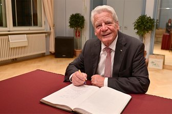 Zum ersten Mal in Bad Elster: Warum sich Joachim Gauck über seinen Premierenbesuch im Kurort gefreut hat - Altbundespräsident Joachim Gauck trug sich ins Goldene Buch von Bad Elster ein.