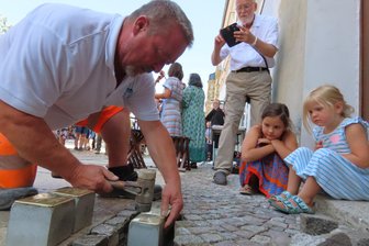 Zum ersten Mal Stolpersteine in Werdau: Vier Messingtafeln erzählen das Schicksal der jüdischen Familie Ringer - Bauhofmitarbeiter Thomas Weidner bringt die Stolpersteine, die an Bernhard und Martha Ringer sowie Sohn Hans und Schwiegertochter Ruth erinnern, mit viel Feingefühl in den Boden.
