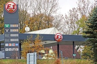 Zum Essen und Tanken nach drüben - Eine weitere F1-Tankstelle in Mníšek bietet den Liter Super sogar für1,51 Euro an.