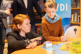 Zum Experimentieren und Tüfteln: Im Erzgebirge gibt es Sachsens erste Technothek - Sindy Hänel, die Leiterin der Stadtbibliothek Annaberg-Buchholz, erklärt Hugo Schwarcenberg, wie er seinen Bluebot programmiert, damit der Roboter-Käfer den Weg zur Schatzkiste findet. Die junge Chefin hat sich für das neue Angebot Technothek einen Kooperationspartner gesucht.