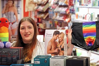 Zum Fest der Liebe: Mit diesen sexy Weihnachtsgeschenken beglücken sich Westsachsen - Ob Plüsch-Phallus in Regenbogenfarben, eine Wundertüte mit einer „Auszeit“ für Paare oder neckische Dessous für Herren: Jessica Frohburg aus der „Orion“-Filiale in Meerane weiß, was Kunden gern unter den Weihnachtsbaum legen.