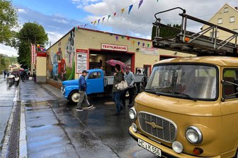Zum Fest für das Hainichen-Graffiti weckt der Barkas viele Erinnerungen - Mehrere Barkas und Framo fuhren zur Einweihung des Graffiti an der Autowaschanlage in Hainichen vor.