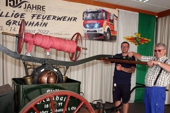 Zum Feuerwehrjubiläum gibt es eine echte Spritzenparade - Stadtteilwehrleiter Mischa Heiden (l.) und Orga-Chef Rolf Spangler an der historischen Spritze. 