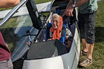 Zum Geburtstag gabs einen Segelflug geschenkt: Hundertjährige steigt über Zwickau in die Lüfte - Irmgard Lahr, 100, ist startklar. In wenigen Augenblicken geht es in dem Segelflieger nach oben.