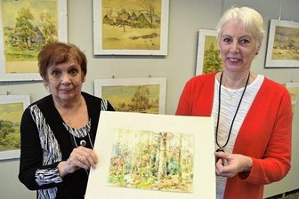 Zum Geburtstag: Künstler-Schaffen jetzt digital zugänglich - Die Schwestern Renate Wolf (links) und Gabriele Perl sind Großnichten des Malers Max Schneider. 2019 zeigten sie dessen Bilder in Oelsnitz - und ab sofort gibt es für sein Werk eine eigene Homepage. 