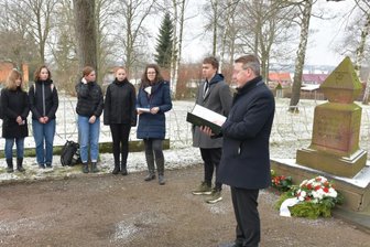 Zum Gedenktag: Lyrik und Stolpersteine - Freibergs Oberbürgermeister Sven Krüger erinnerte auf dem Friedhof am Gedenkstein für die Opfer des Nationalsozialismus auch an die jüdischen Zwangsarbeiterinnen damals in Freiberg. 