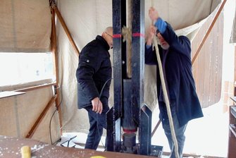 Zum Glocken-Jubiläum gibt es in Neumark Münzen - Jürgen Schmidt und Reiner Bätz beim Prägen der Jubiläumsmünze.