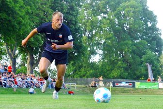 Zum großen Sportplatzjubiläum: Der FSV Zwickau läuft mit zwei Teams beim SV 1861 Kirchberg auf - Das Foto zeigt Angreifer Theo Martens vom FSV Zwickau beim Testspiel am Mittwochabend in Ebersbrunn.