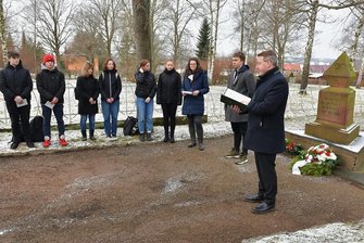 Zum Holocaust-Gedenktag in Freiberg: Lyrik und Stolpersteine - Freibergs Oberbürgermeister Sven Krüger erinnerte auf dem Friedhof am Gedenkstein für die Opfer des Nationalsozialismus auch an die jüdischen Zwangsarbeiterinnen damals in Freiberg.