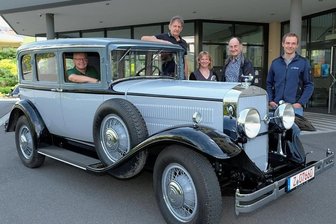 Zum Horch-Jubiläum: Oldtimer in Reichenbach auf Achse - Die Horch-8-Limousine Typ 430, Baujahr 1931, zog jetzt in den Ausstellungspavillon an der Awo-Zentrale ein. Im Bild von links: Joachim Blum (Hoch-Museum/im Auto), Hans-Werner Schmiedl, Annett Breiter (beide Awo), Joachim Löffler (Horch-Club) und André Meyer (Horch-Museum).