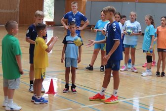 Zum Jubiläum beim Meister - Die Kinder des HC Louny mit ihren Auer Trainern Matej Jahoda (Mitte, im blauen Trikot) und Leon Thomas (im Hintergrund).