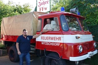Zum Jubiläum darf "Ello" wieder ran - Stolz präsentieren Matthias Charlet (l.) und Lutz Wiedemann den 1977 gebauten Robur, der am Samstag die Technik-Schau bereichert. 