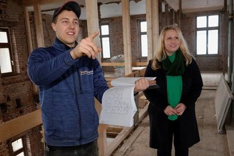 Zum Jubiläum der Reichenbacher Woba steht jede fünfte Wohnung leer - Woba-Chefin Daniela Raschpichler bei einer Baubesprechung mit Carsten Seipelt von der Zimmerei Wolf im Haus Solbrigplatz 6. 
