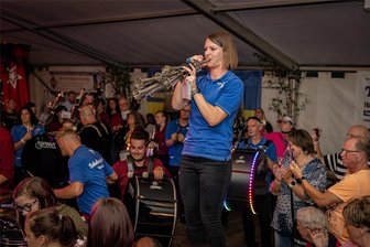 Zum Jubiläum ein Ärzte-Medley: Falkensteiner Schalmeienfreunde feiern ihr 25-Jähriges - Schalmei und Paukenschlag: Zum Monsterkonzert zur Falkensteiner Kirmes, auf der gleichzeitig die Schalmeienfreunde Falkenstein 25. Geburtstag feierten, kam auch der Schalmeienzug aus Auerbach.