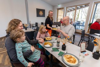 Zum Kaffeeschlürfen in den Tiergarten Falkenstein: „So etwas hat viele Jahre gefehlt.“ - Isabell und Frank Seidel mit ihren Kindern Marie (7) und Elissa (4) gehörten am Samstag zu den ersten Gästen von Inhaberin Isabel Bolz im neuen „Lieblingscafé am Tiergarten“ in Falkenstein.