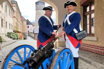 Zum Kanonendonner auf Schloss Voigtsberg: Oelsnitzer Schützen erwarten eine echte Prinzessin - Der „Blaue Gustav“ ist die neue Haubitze, die die Bürgerliche Schützengilde mit Kanonendonner einweiht. Jan Kautz und Aron Fläschendräger gehören zur Artillerieabteilung.