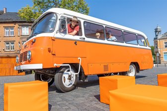 Zum Kino umgebaut: DDR-Robur macht in Heinsdorf Station - Der Rodewischer Kinobus mit Matthias Ditscherlein am Steuer macht Mittwoch in Oberheinsdorf Station.