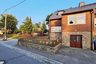 Zum Kita-Jubiläum feiert Grumbach ein Gassenfest - Die Kita „Waldspatzen“ in Grumbach ist schon für das Jubiläum und das Gassenfest geschmückt.