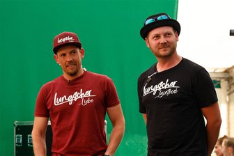 Zum Loungeabend im Rathaushof Oberlungwitz gibt es für "Lungscher" eine Kleiderordnung - Bürgermeister Thomas Hetzel (re.) und Festorganisator Ronald Haß haben die richtige Kleidung parat.