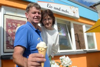 Zum Männertag gibt's Eis mit Schwarzbier - Inhaber Karl Hartl und Gabi Utner im Geschäft an der Albert-Schweitzer-Straße.